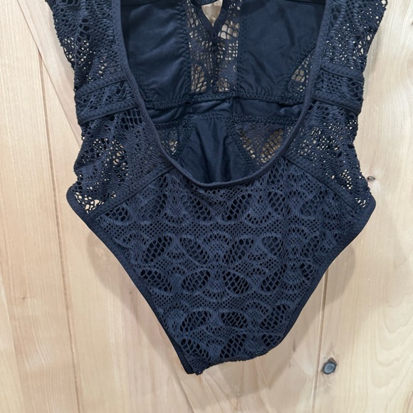 Becca Women's Crochet Plunging One-Piece Keyhole Swimsuit Size Small Black Sexy - Picture 10 of 16